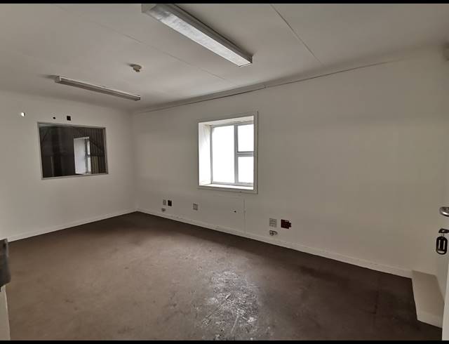 1,726M² WAREHOUSE TO LET IN JET PARK